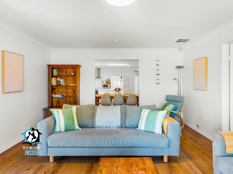 Living room, Seating area, air conditioner