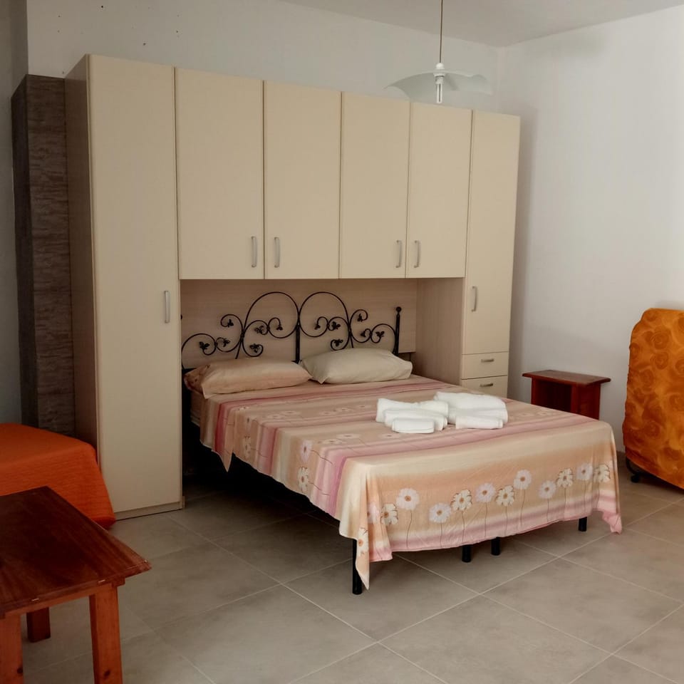 Bed, Photo of the whole room, Bedroom, wardrobe