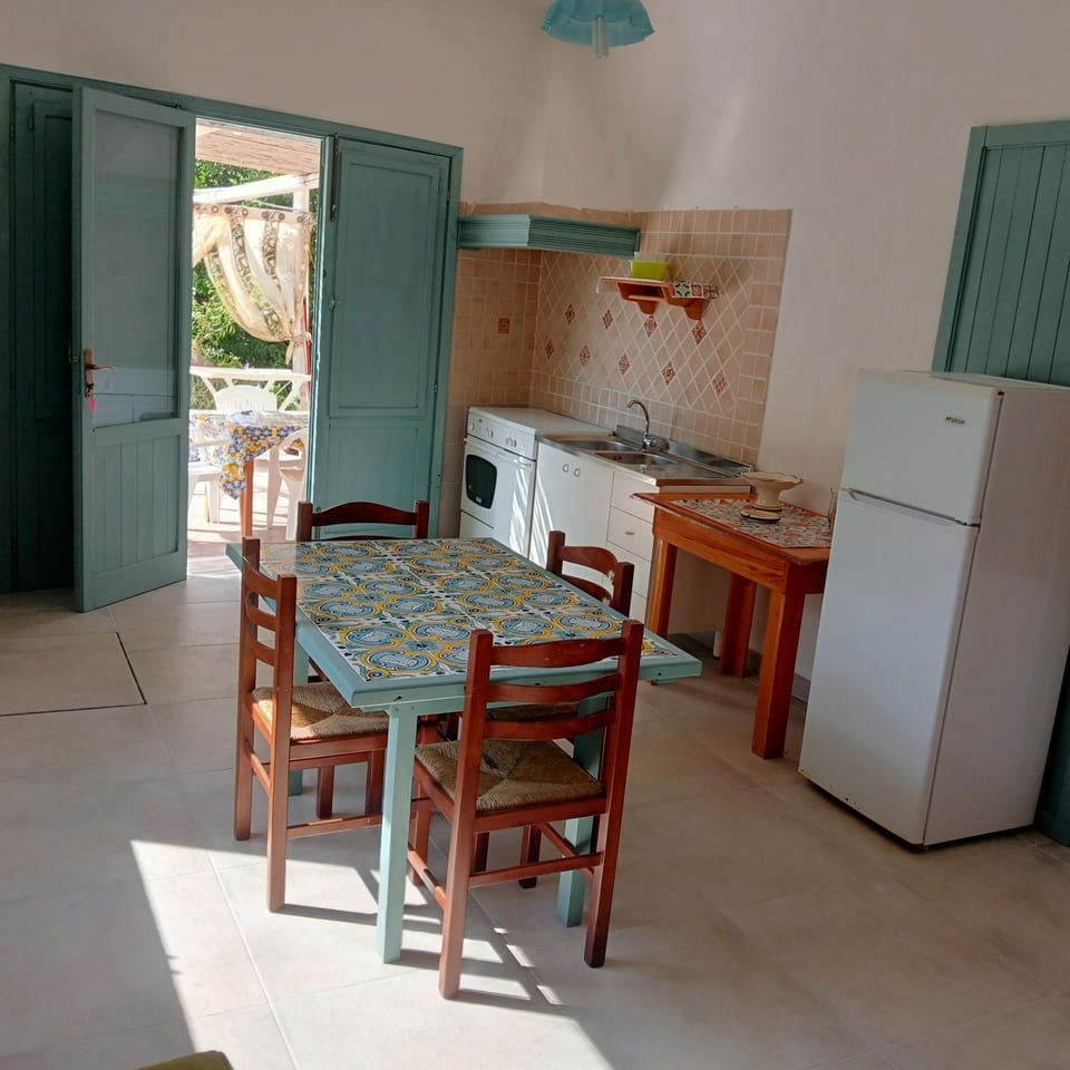 Kitchen or kitchenette, Dining area, oven, stove