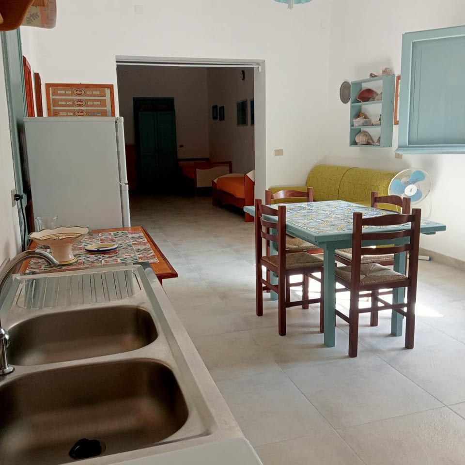 Kitchen or kitchenette, Seating area, Dining area
