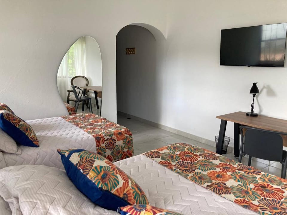 Bed, TV and multimedia, Photo of the whole room, Seating area, Bedroom