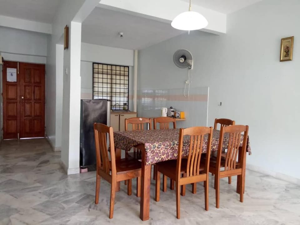 Kitchen or kitchenette, Seating area, Dining area
