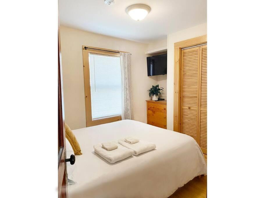 Cozy 3 Bedroom Getaway with Hot Tub Apartment in Burlington