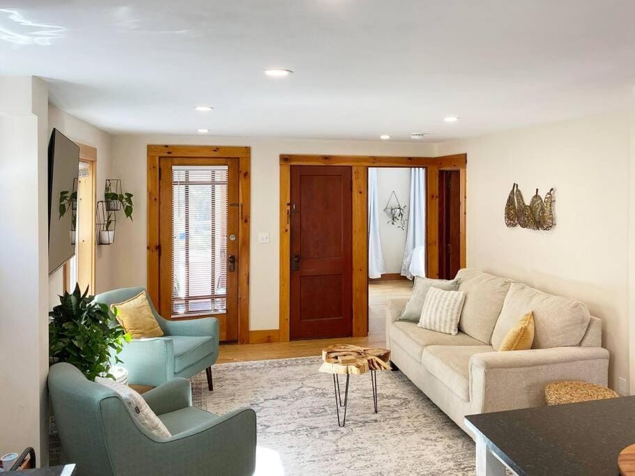 Cozy 3 Bedroom Getaway with Hot Tub Apartment in Burlington