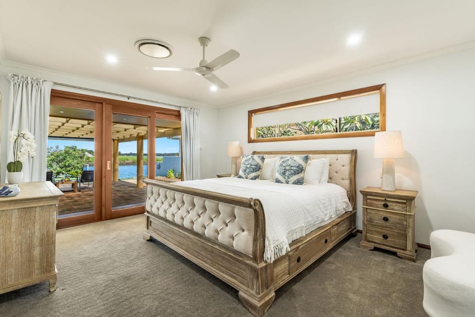 Sunsets AT 101 - Pet Friendly Waterfront with Private Pontoon - Holiday Yamba House in Yamba