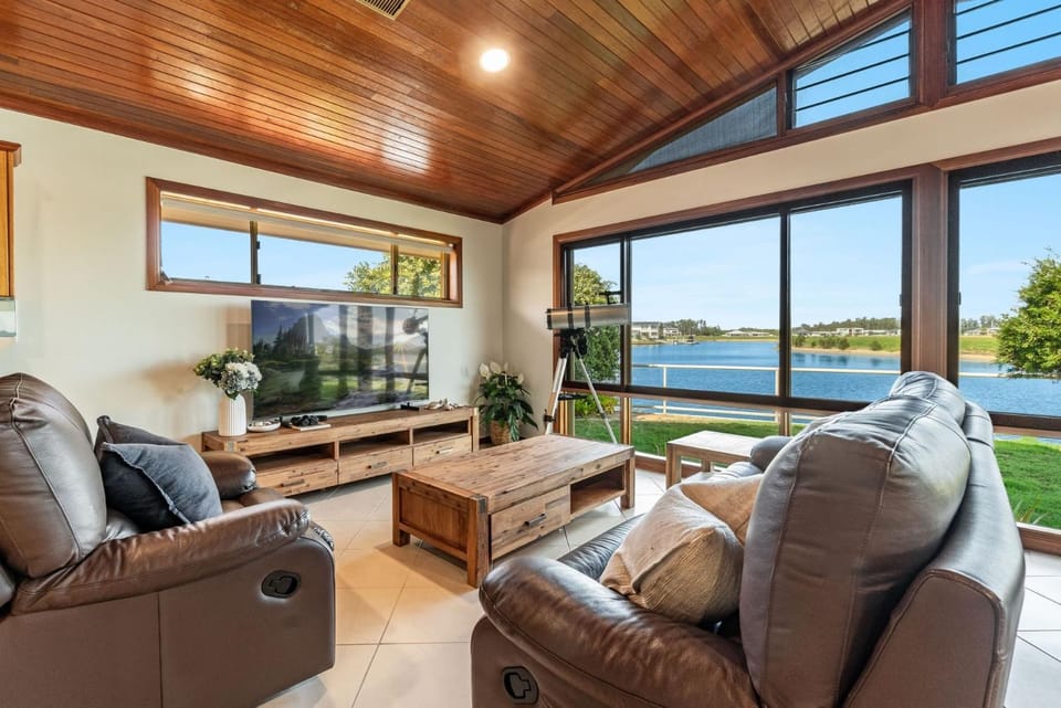 Sunsets AT 101 - Pet Friendly Waterfront with Private Pontoon - Holiday Yamba House in Yamba
