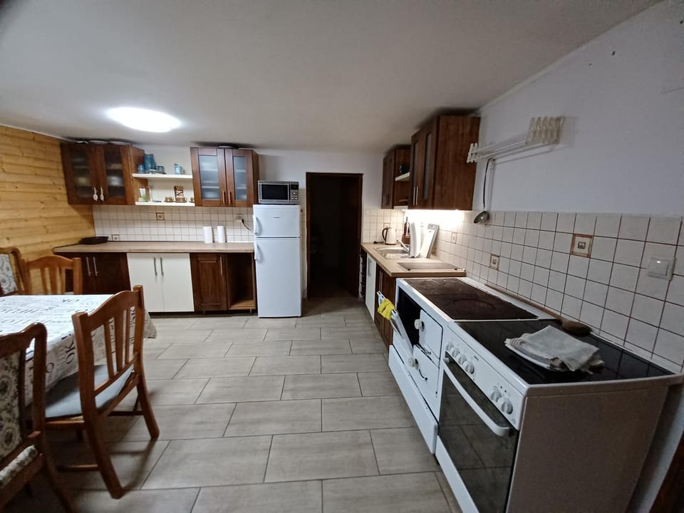 Kitchen or kitchenette, oven, stove