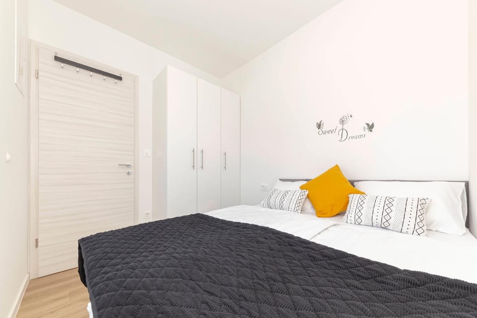 Bed, Photo of the whole room, Bedroom, wardrobe