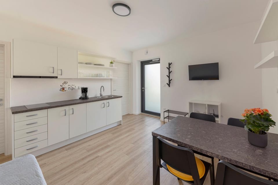 TV and multimedia, Dining area, stove