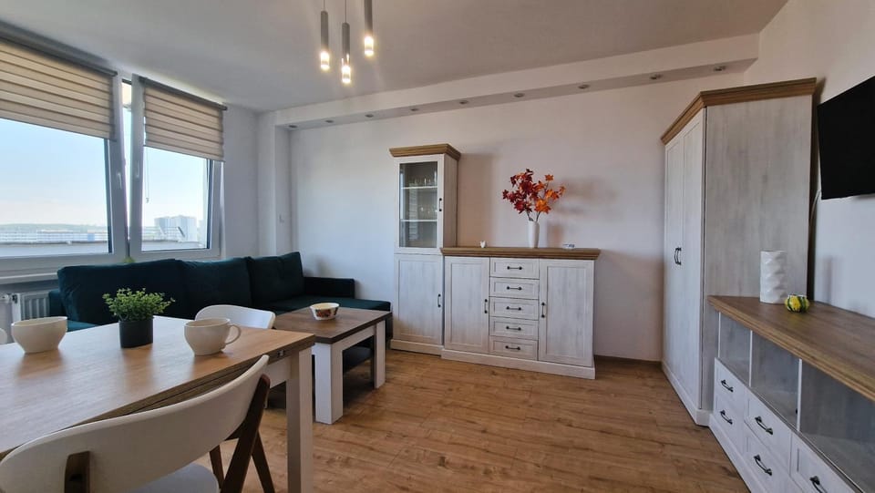 Bed, TV and multimedia, Living room, Seating area, Dining area