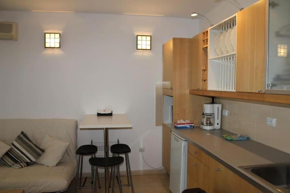 Coffee/tea facilities, Kitchen or kitchenette, Dining area