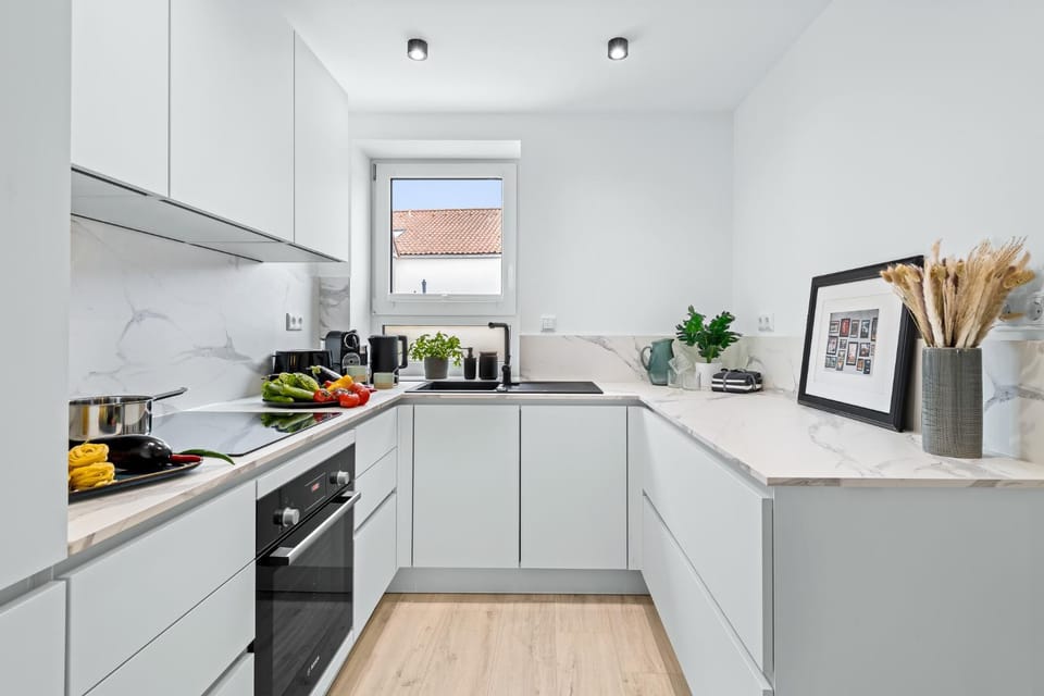 Coffee/tea facilities, Kitchen or kitchenette, oven, stove, toaster