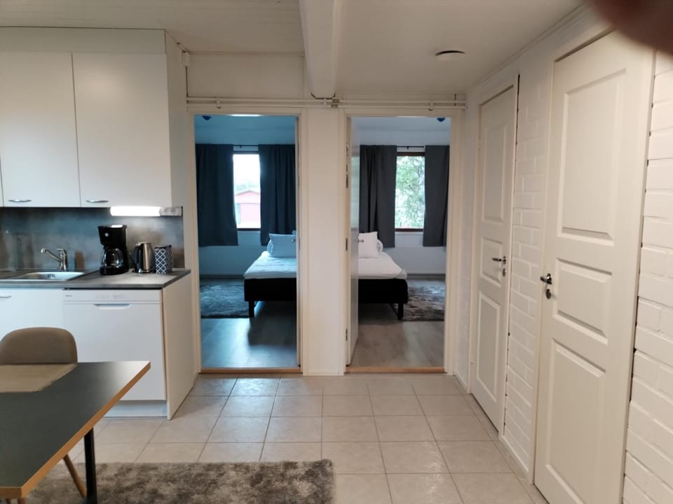 Bed, Photo of the whole room, Dining area, oven, stove