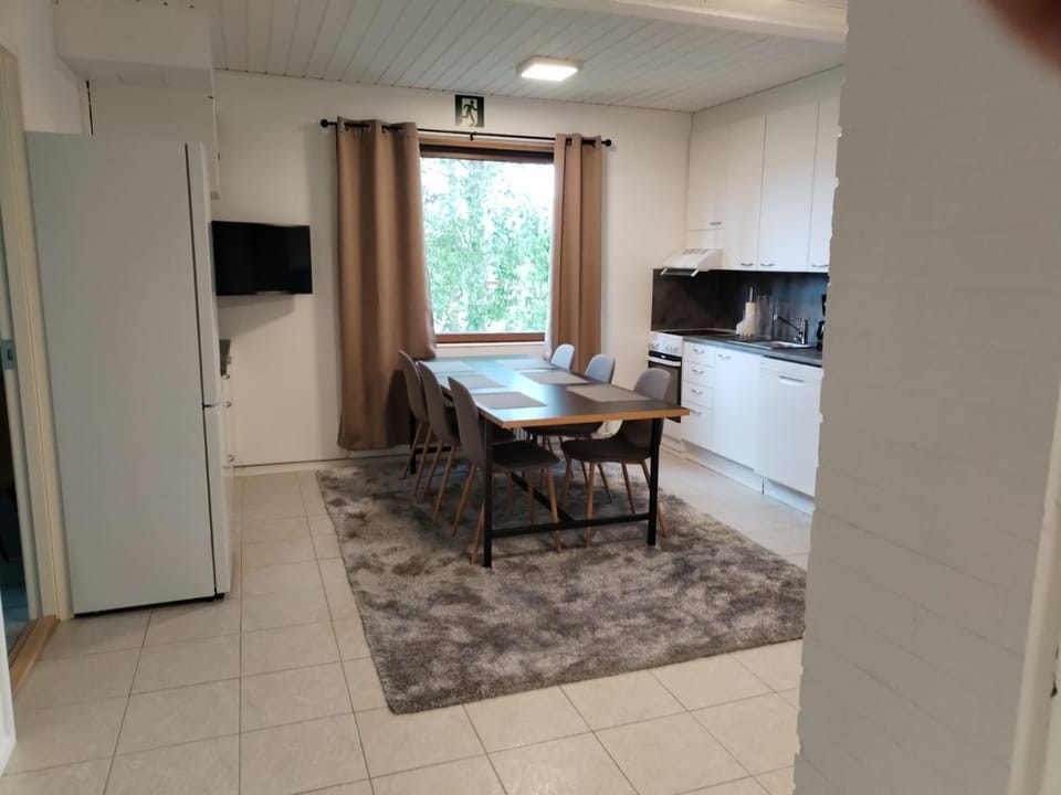 TV and multimedia, Kitchen or kitchenette, Dining area, stove