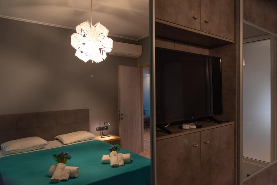Bed, TV and multimedia, Photo of the whole room, Bedroom, towels