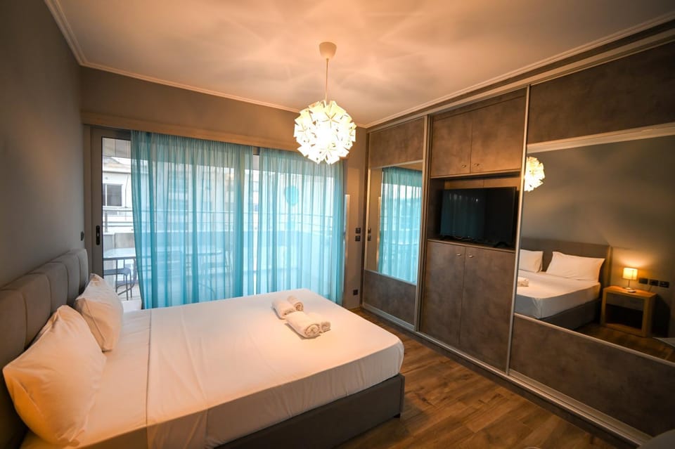 Bed, TV and multimedia, Photo of the whole room, Bedroom, towels