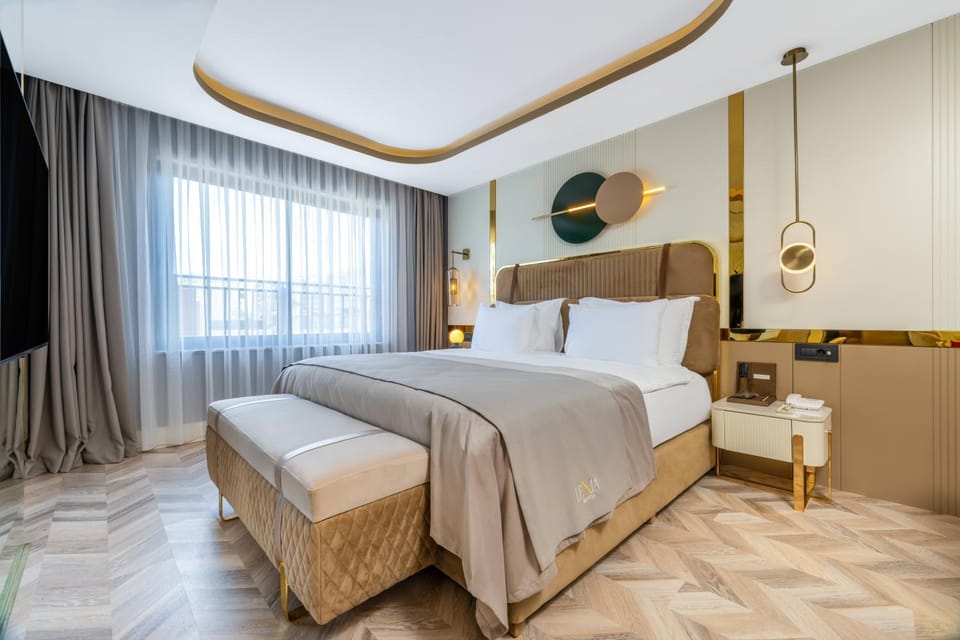 Bed, TV and multimedia, Bedroom