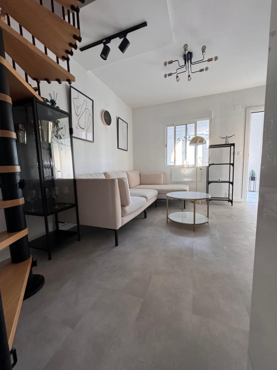 Photo of the whole room, Seating area