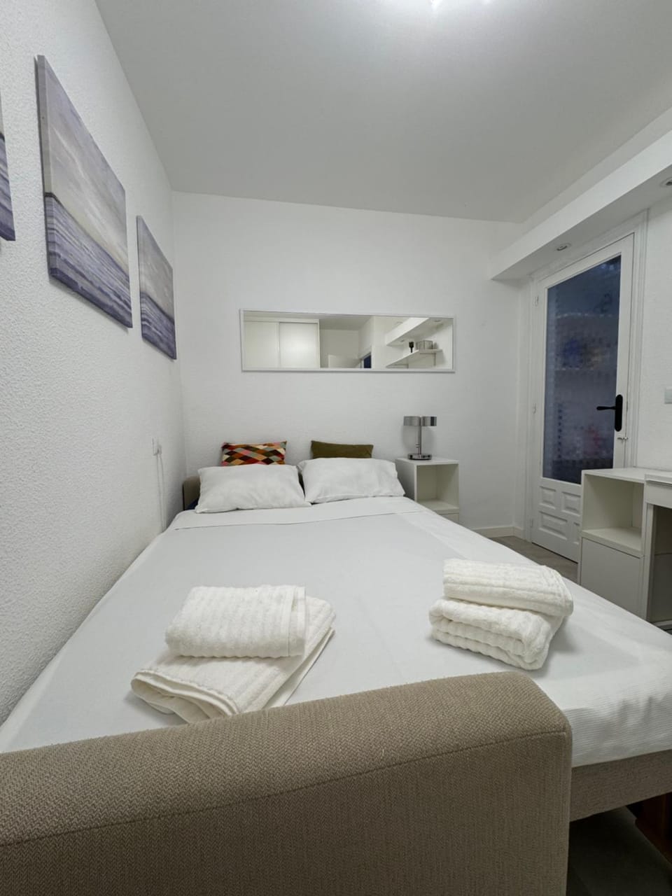 Bed, Bedroom, towels