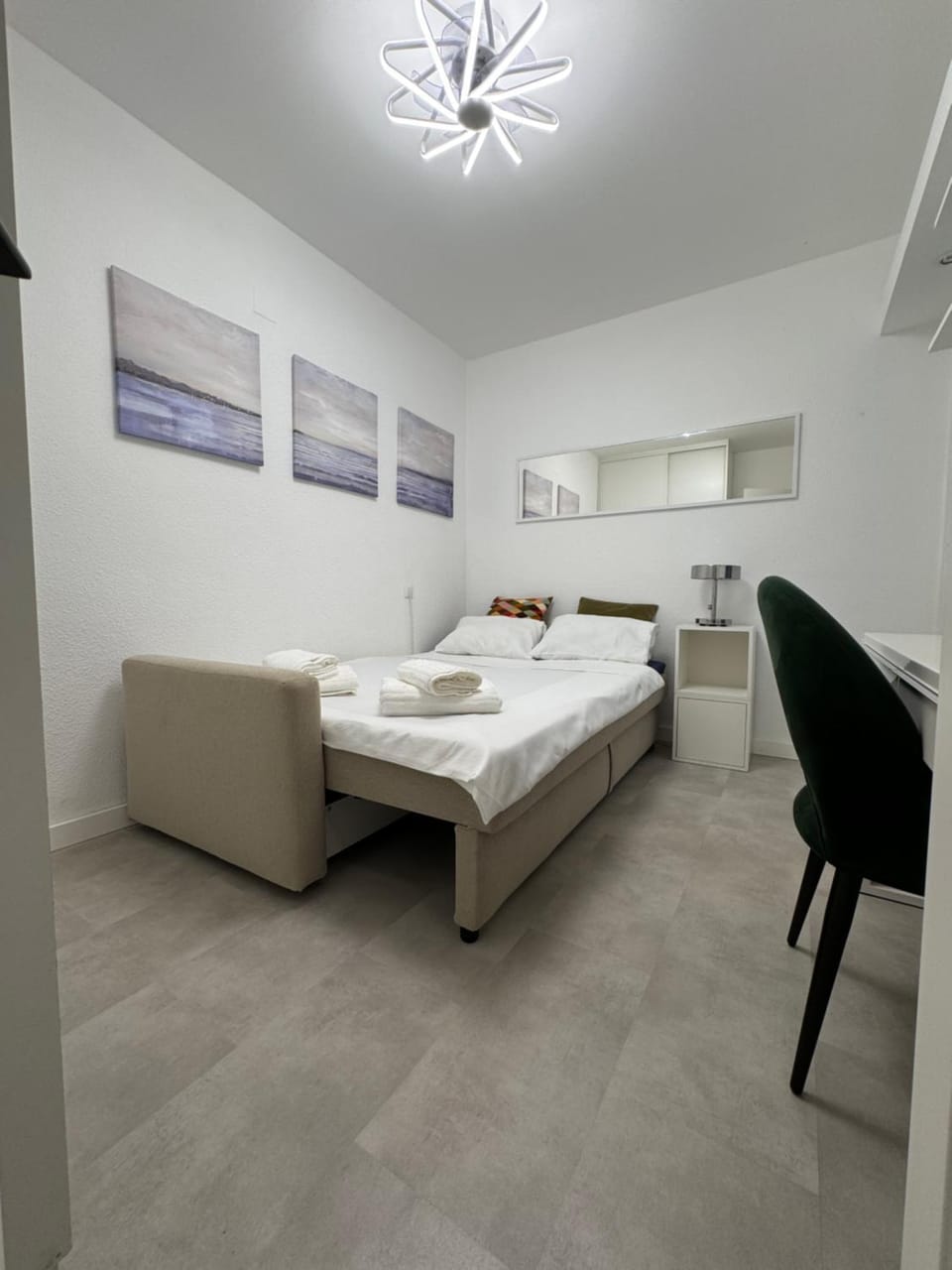 Bed, Photo of the whole room, Bedroom
