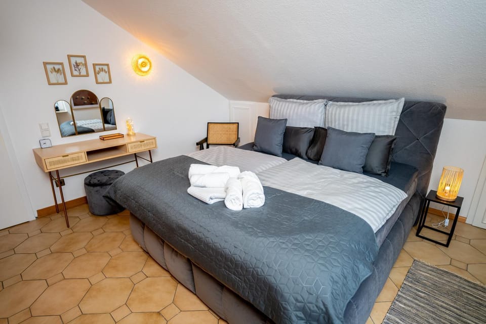 Bed, Photo of the whole room, Bedroom, towels
