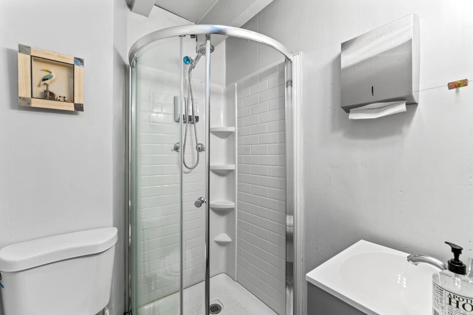 Shower, Toilet, Bathroom, towels