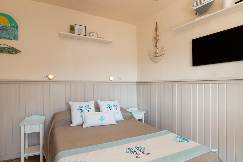 Bed, TV and multimedia, Photo of the whole room, Bedroom