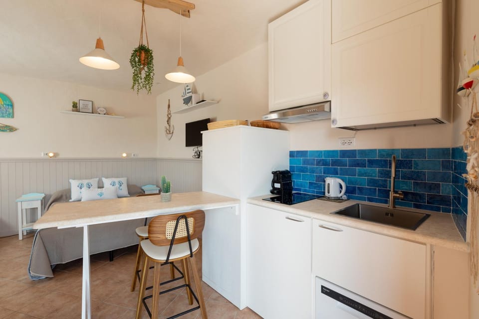 Kitchen or kitchenette, Dining area, dishwasher, stove