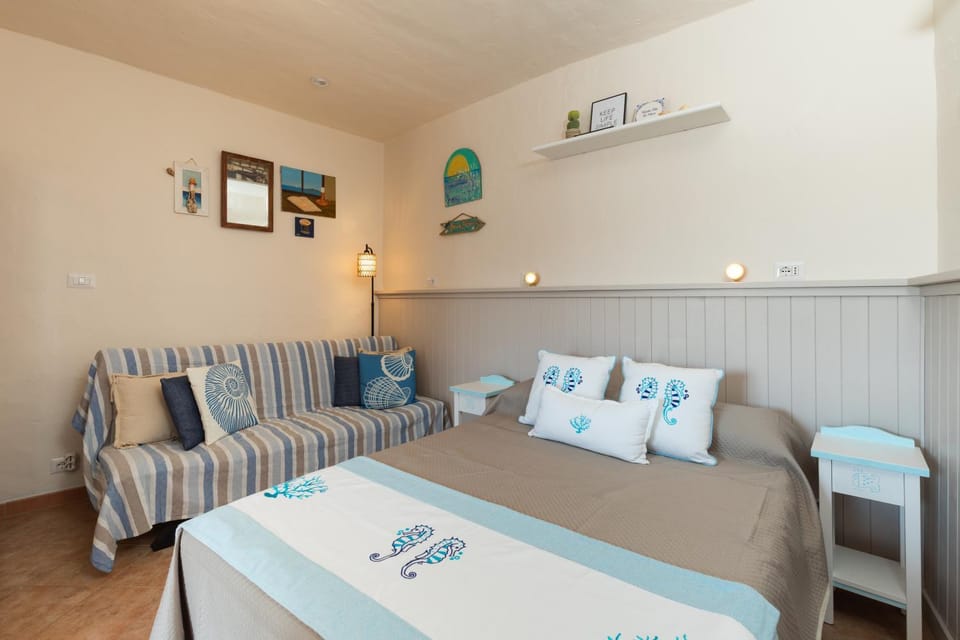 Bed, Living room, Photo of the whole room, Seating area, Dining area, Bedroom, air conditioner