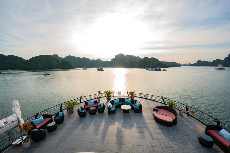 Nearby landmark, Natural landscape, Balcony/Terrace, Seating area, Sea view