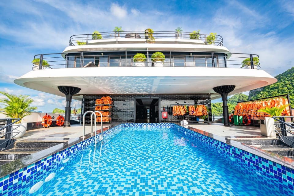 Day, Swimming pool, sunbed