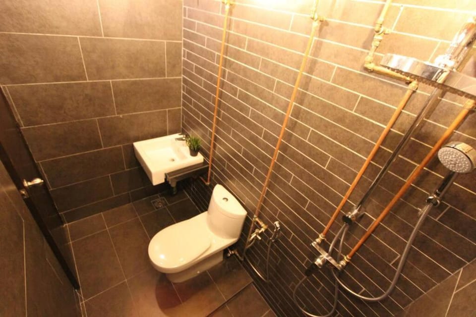 Shower, Toilet