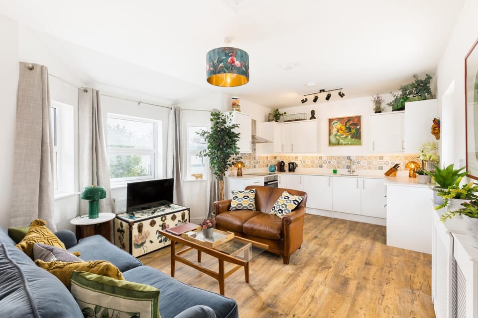 TV and multimedia, Kitchen or kitchenette, Living room, Seating area