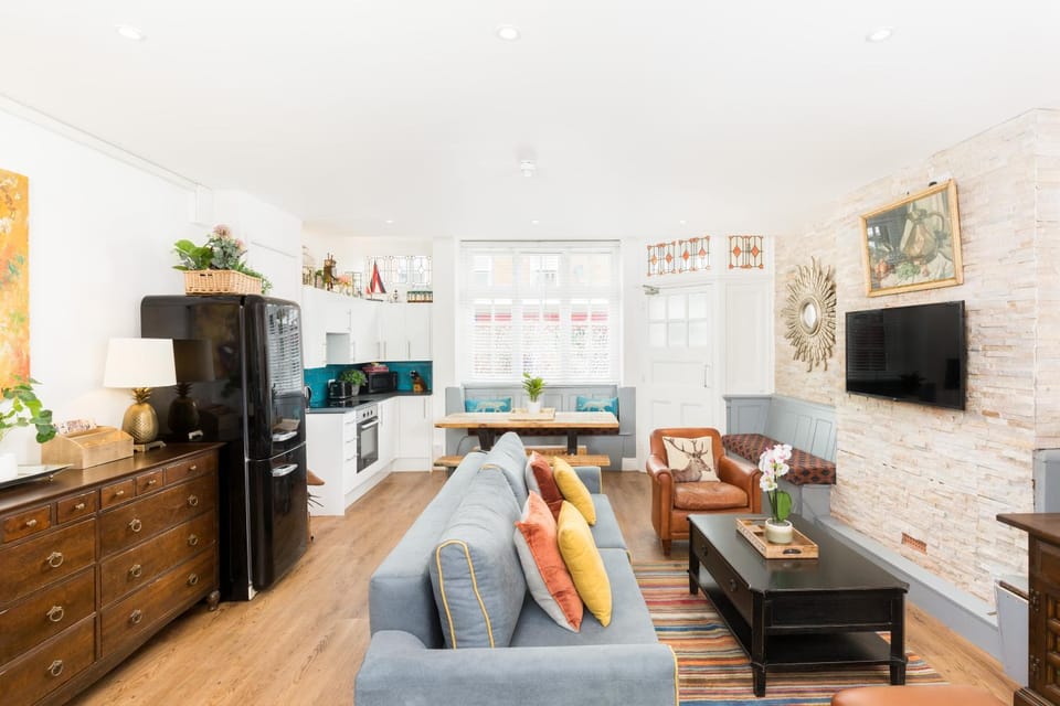 TV and multimedia, Kitchen or kitchenette, Living room, Seating area