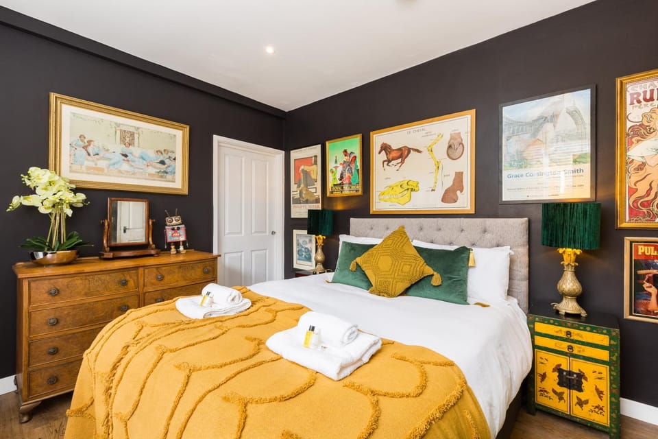 Bed, Bedroom, towels