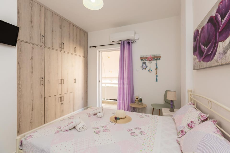 Photo of the whole room, Bedroom, wardrobe