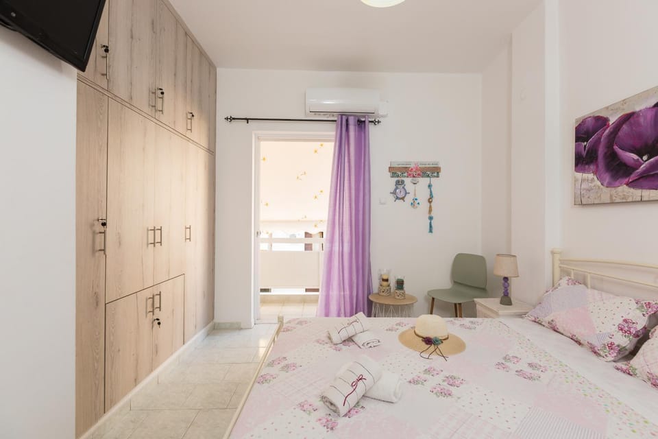 Photo of the whole room, Bedroom, wardrobe