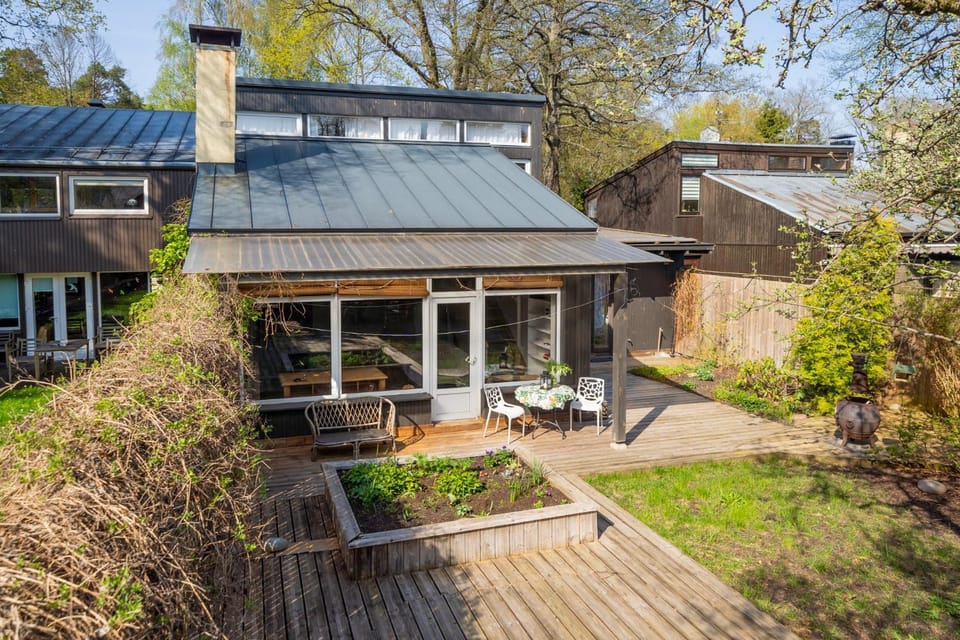 Property building, Patio, Day, Garden, Garden view
