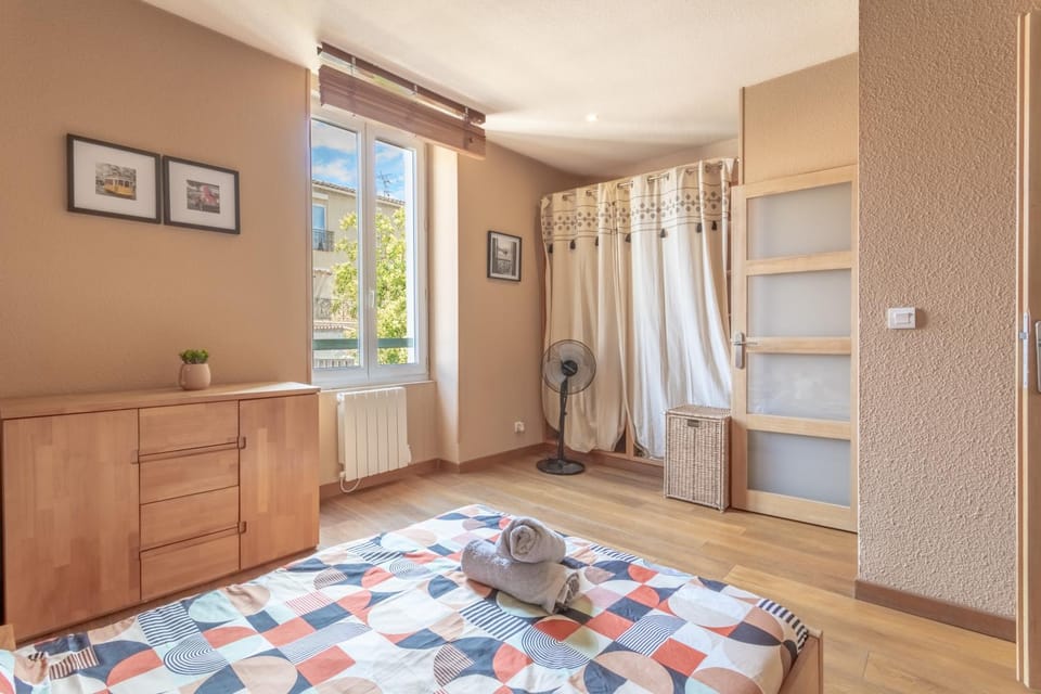 Bed, Photo of the whole room, Bedroom, towels
