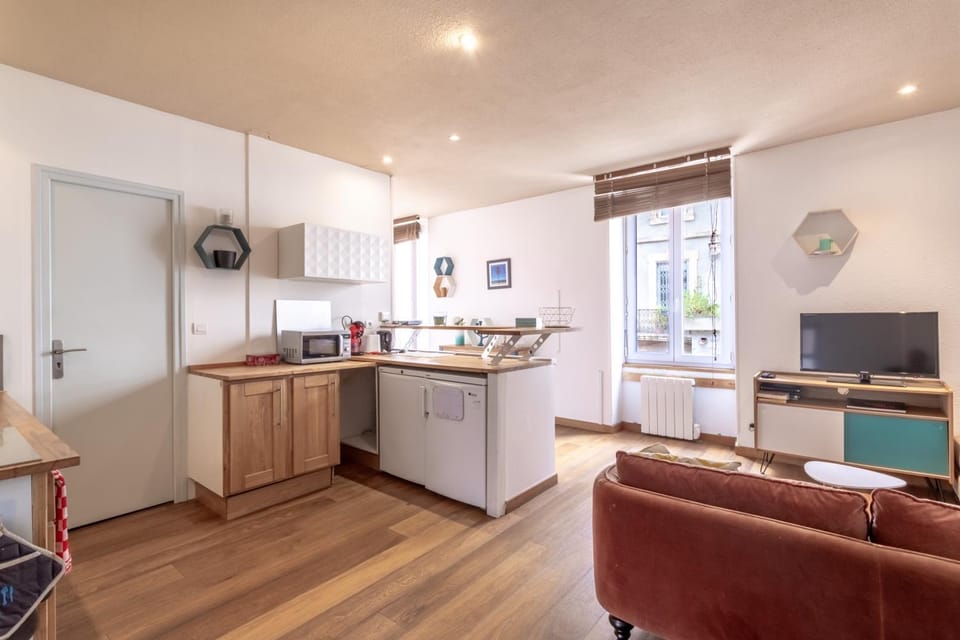 TV and multimedia, Coffee/tea facilities, Kitchen or kitchenette, stove, toaster