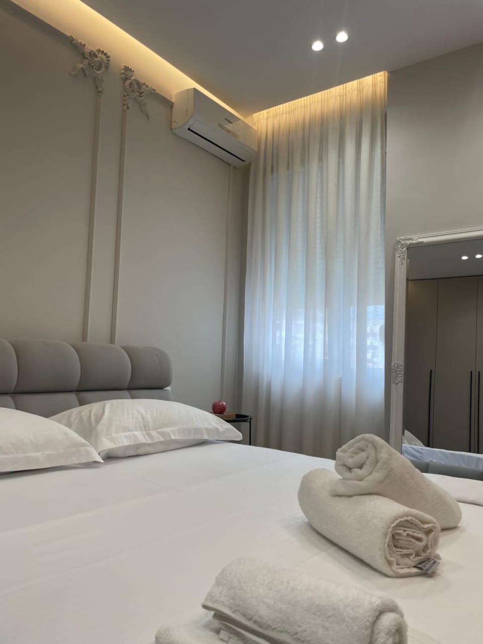 Bedroom, towels, air conditioner
