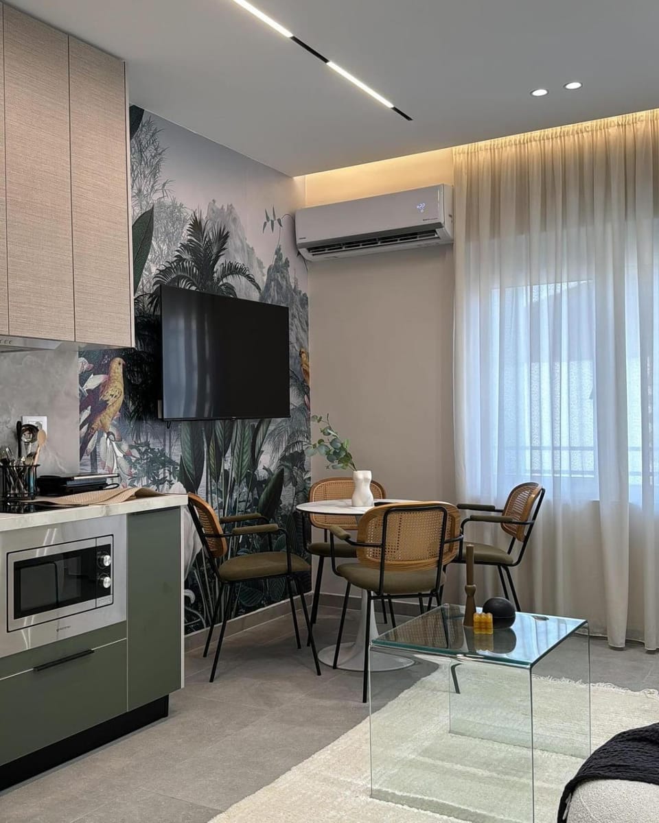 TV and multimedia, Kitchen or kitchenette, Living room, Seating area, Dining area, microwave, air conditioner