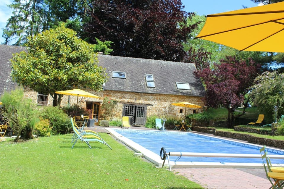 Domaine complet de 5 gîtes, 35 pers avec piscine, tennis House in Normandy