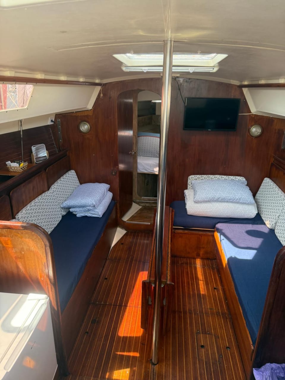nuit insolite sur un bateau Docked boat in Canet-en-Roussillon