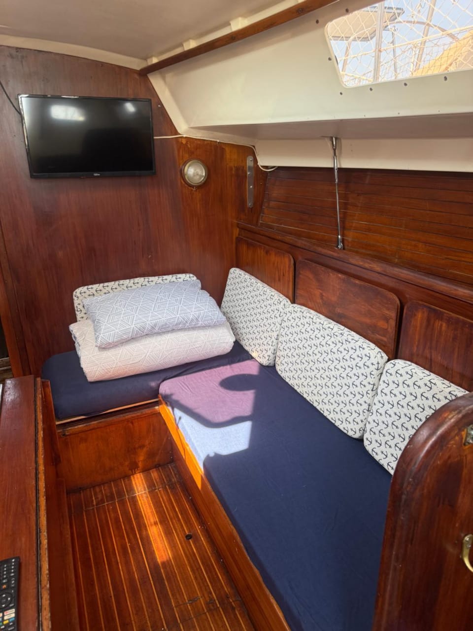 nuit insolite sur un bateau Docked boat in Canet-en-Roussillon
