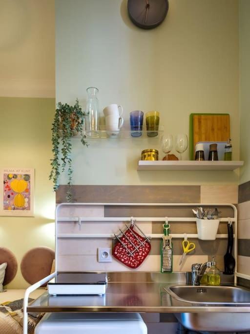 Crocus narrow studio / Kochanowskiego Apartment in Krakow