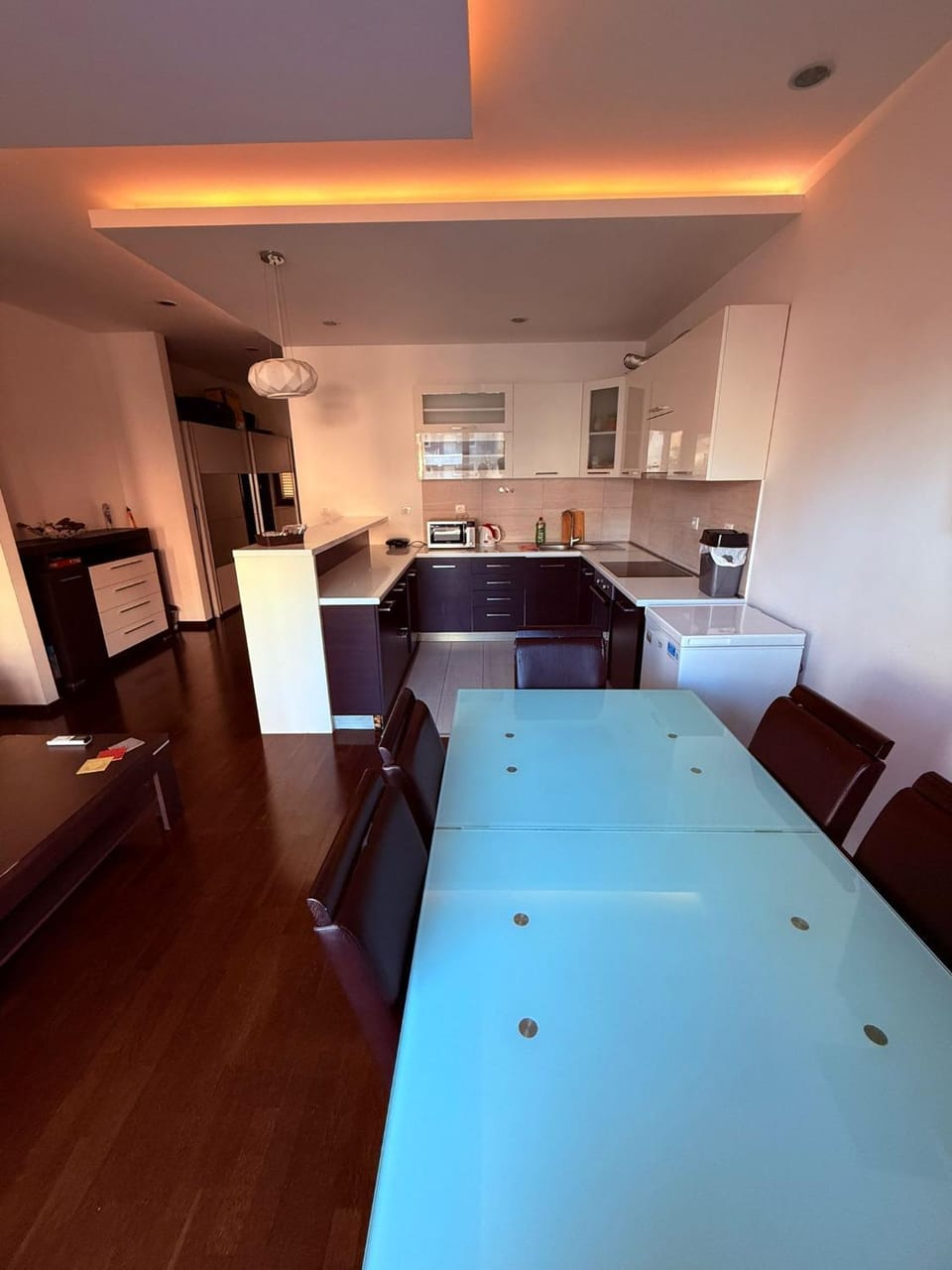 Kitchen or kitchenette, Living room, Photo of the whole room, Seating area, Dining area, oven