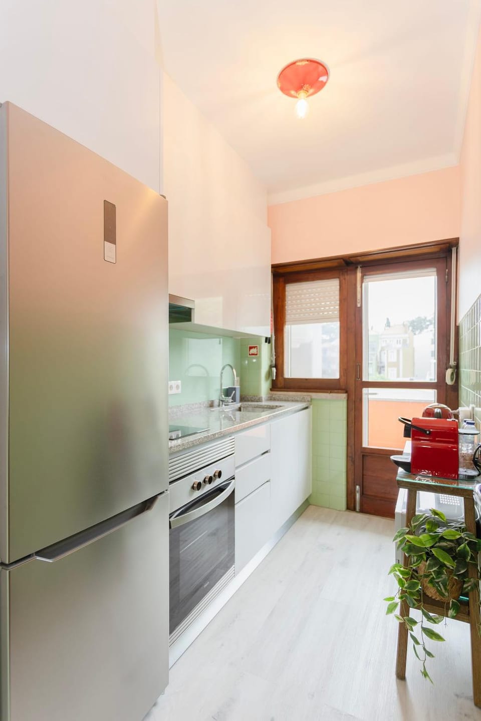 Coffee/tea facilities, Kitchen or kitchenette, stove