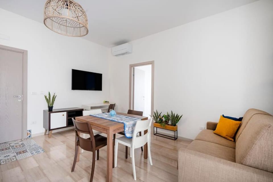 Communal lounge/ TV room, TV and multimedia, Living room, Seating area, Dining area