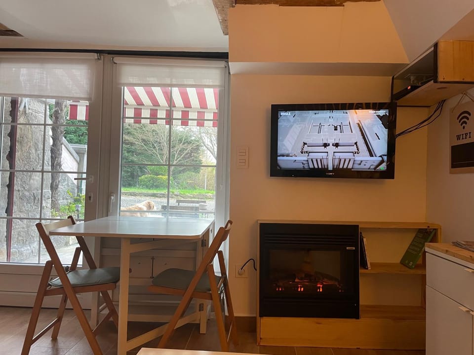 TV and multimedia, Living room, Seating area, Dining area